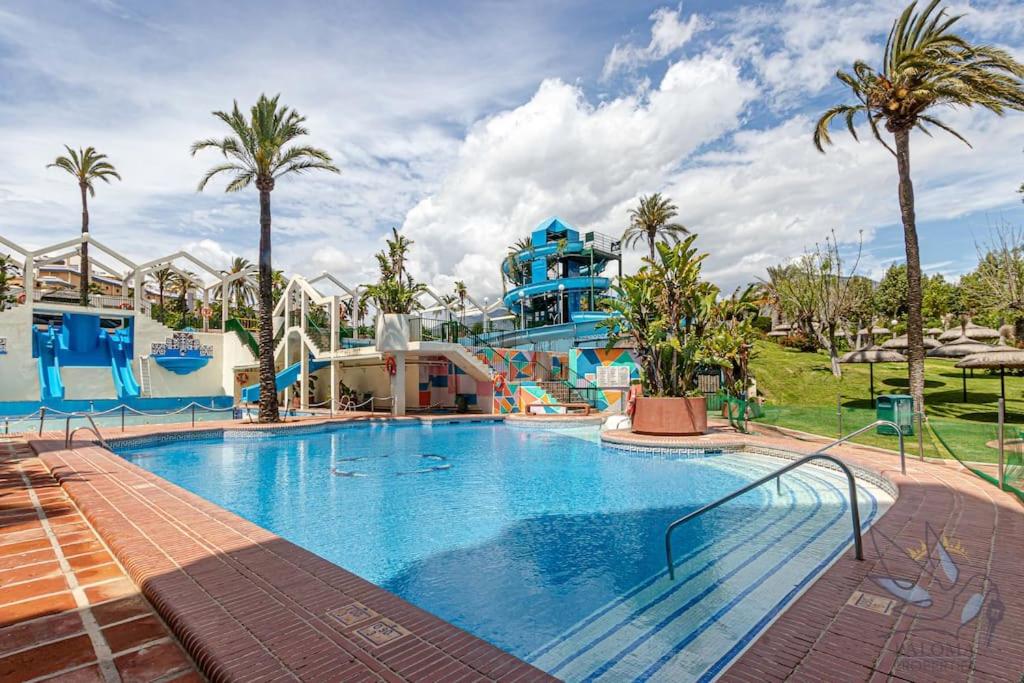 Bazén v ubytovaní Benal beach 1BDR apartament with water park alebo v jeho blízkosti