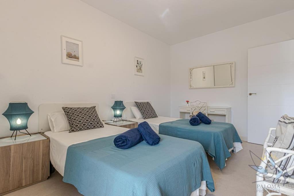 Posteľ alebo postele v izbe v ubytovaní Benal beach 1BDR apartament with water park