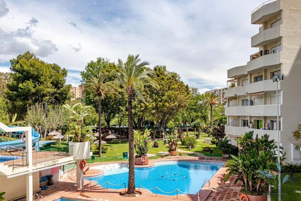 Bazén v ubytovaní Benal beach 1BDR apartament with water park alebo v jeho blízkosti