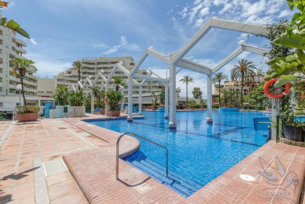 Bazén v ubytovaní Benal beach 1BDR apartament with water park alebo v jeho blízkosti