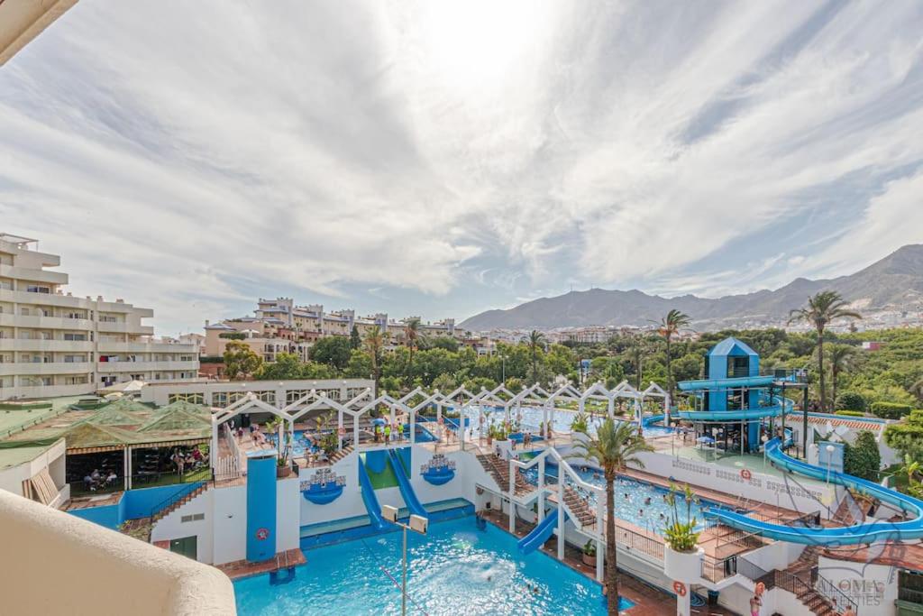 Bazén v ubytovaní Benal beach 1BDR apartament with water park alebo v jeho blízkosti