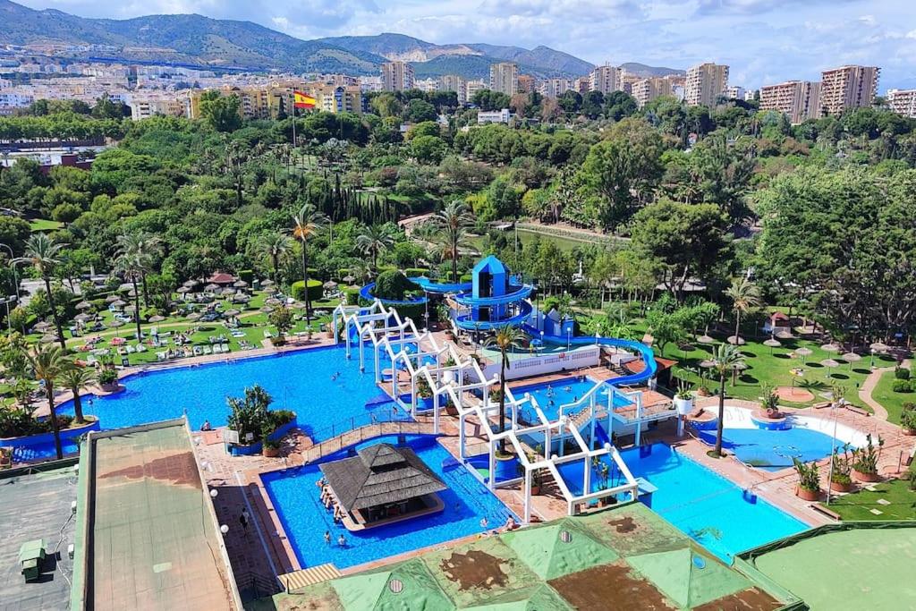 Bazén v ubytovaní Benal beach 1BDR apartament with water park alebo v jeho blízkosti