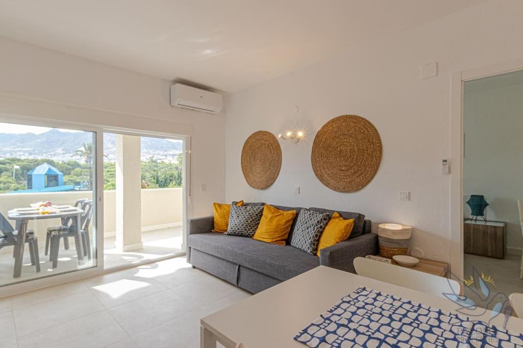 Posedenie v ubytovaní Benal beach 1BDR apartament with water park