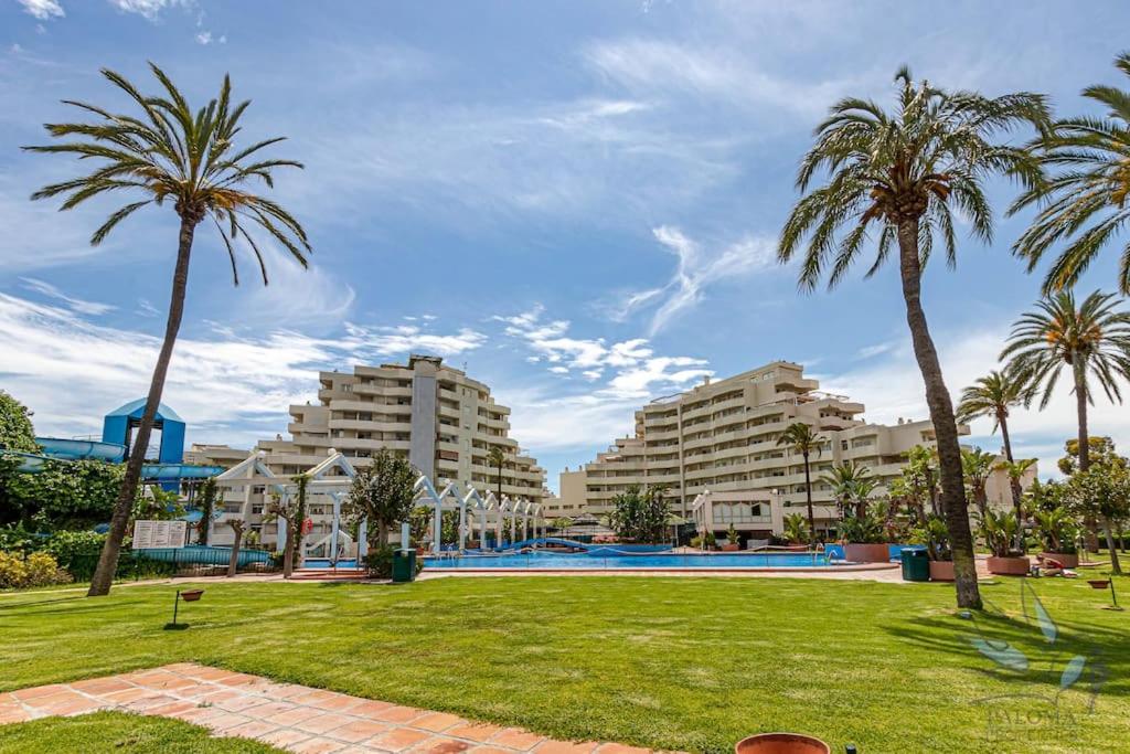 Bazén v ubytovaní Benal beach 1BDR apartament with water park alebo v jeho blízkosti