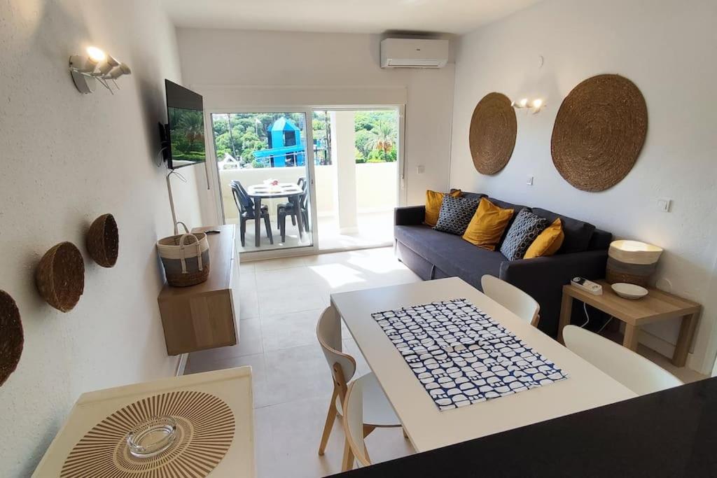 Posedenie v ubytovaní Benal beach 1BDR apartament with water park