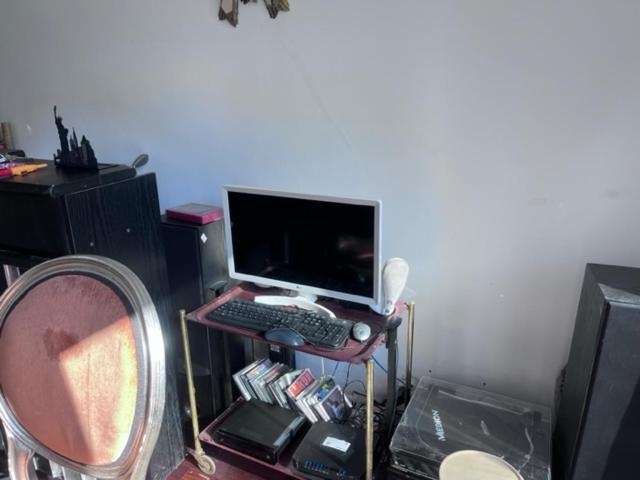 TV a/nebo společenská místnost v ubytování STUDIO A LOUER RÉSIDENCE LA SOURCE