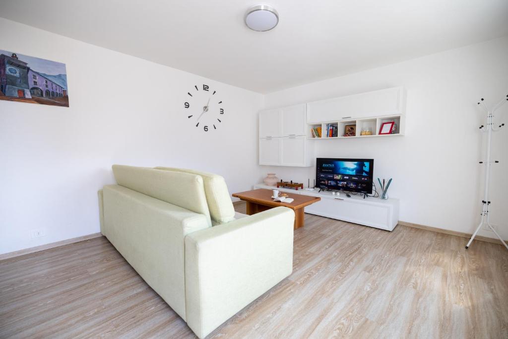 TV a/nebo společenská místnost v ubytování Casa soleggiata sull'altopiano
