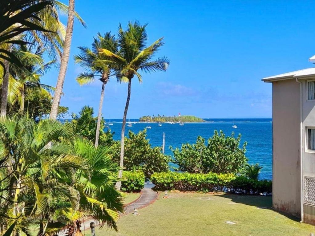 uitzicht op de oceaan vanuit een huis bij ILET BLEU studio cosy RDC vue mer et jardin - Accès direct plage in Le Gosier