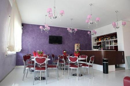 TV a/nebo společenská místnost v ubytování Hotel Perla Dello Ionio