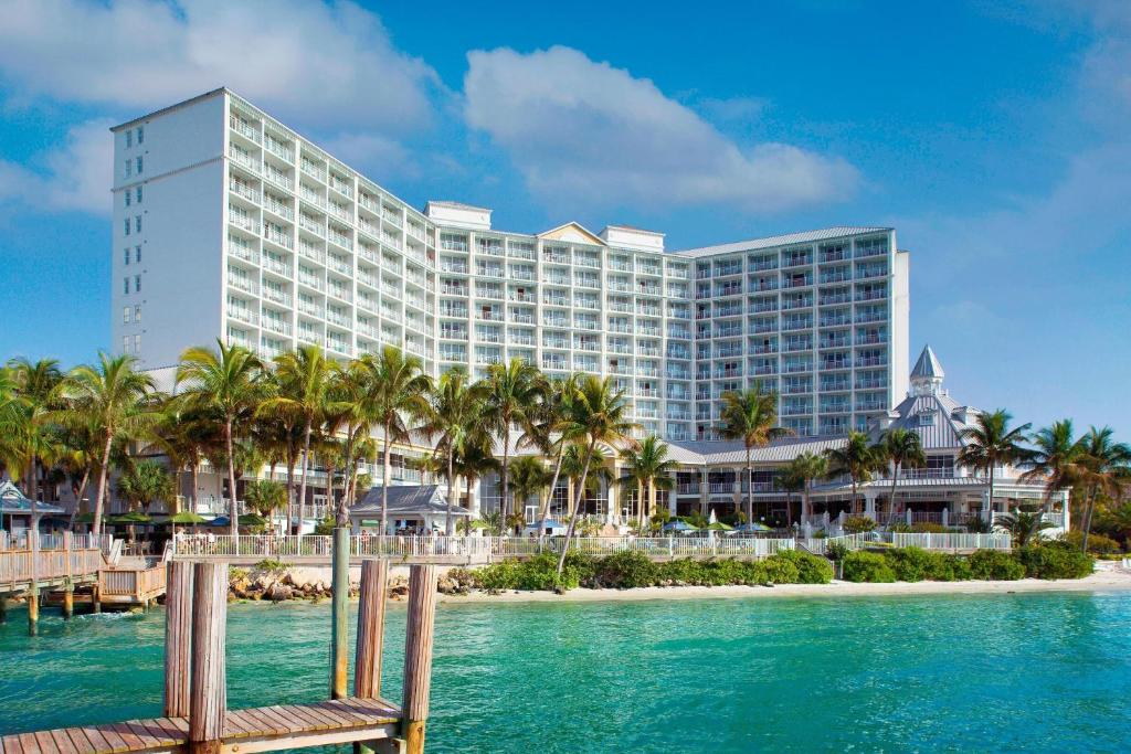 uitzicht op het resort vanaf het water bij Marriott Sanibel Harbour Resort & Spa in Fort Myers