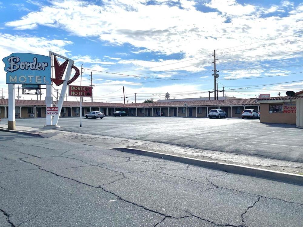 Calexico的住宿－Border Motel，汽车旅馆前的一个空停车位