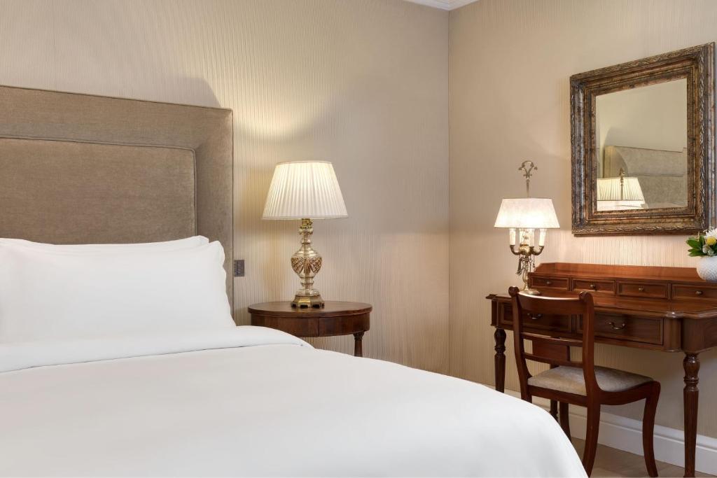 Postel nebo postele na pokoji v ubytování King George, a Luxury Collection Hotel, Athens