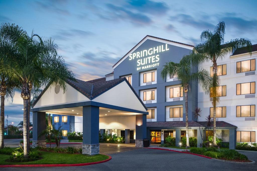wykonanie hotelu typu suite na dziedzińcu w obiekcie SpringHill Suites Pasadena Arcadia w mieście Arcadia