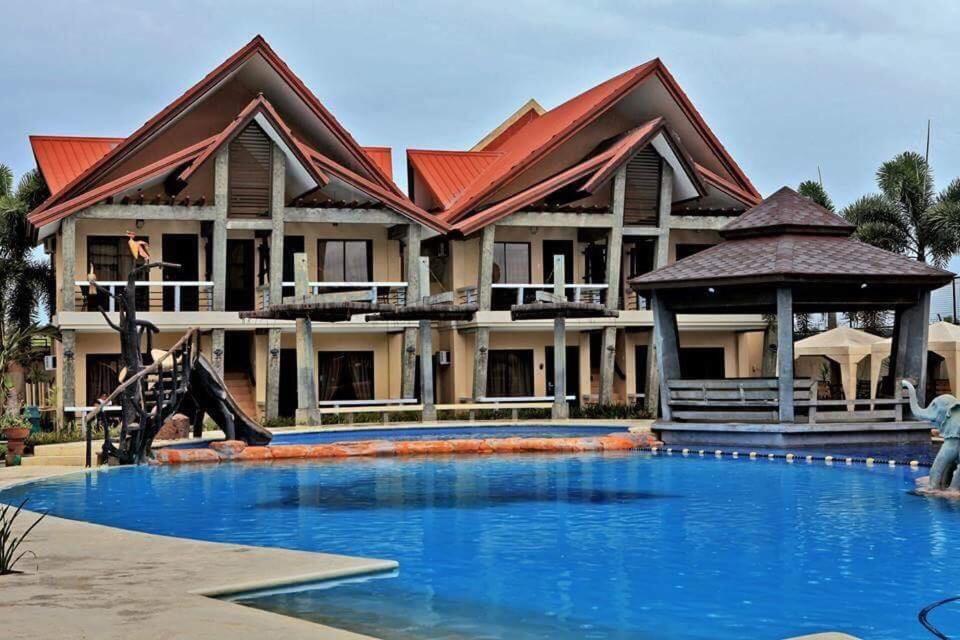 Bazén v ubytování MO2 Westown Hotel Iloilo nebo v jeho okolí