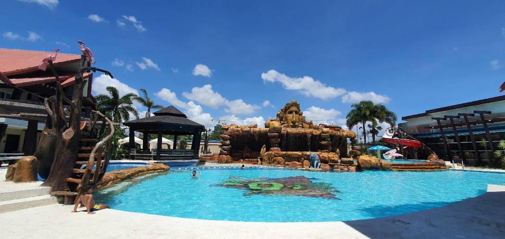 Bazén v ubytování MO2 Westown Hotel Iloilo nebo v jeho okolí