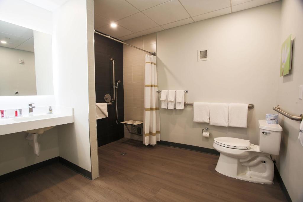 a bathroom with a toilet and a sink at Miami Marriott Dadeland in Miami