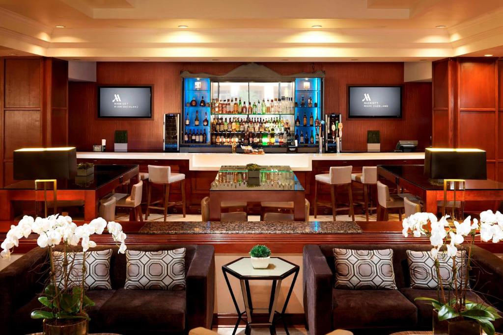 a bar in a hotel with couches and a counter at Miami Marriott Dadeland in Miami