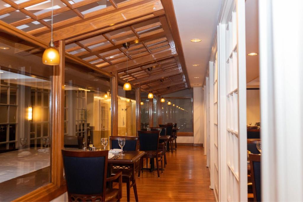 a dining room with tables and chairs in a restaurant at Miami Marriott Dadeland in Miami