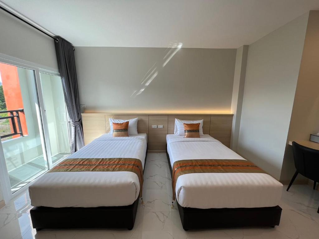 THE HUB SURATTHANl - 12