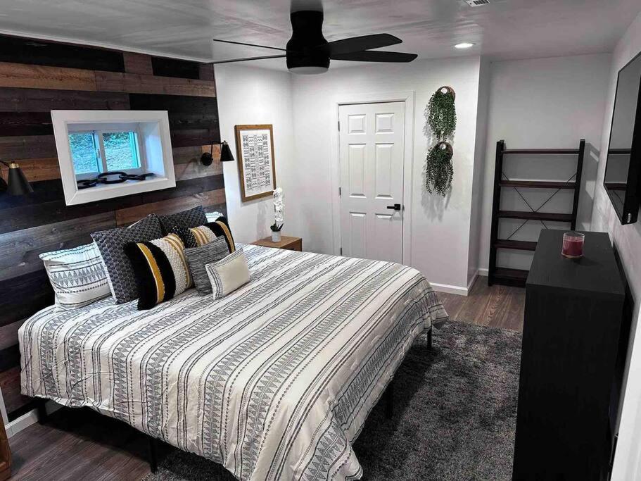 um quarto com uma cama e uma ventoinha de tecto em Stylish & Cozy Home on the East Side of Pittsburgh 