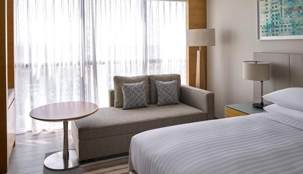 Postel nebo postele na pokoji v ubytování Kota Kinabalu Marriott Hotel