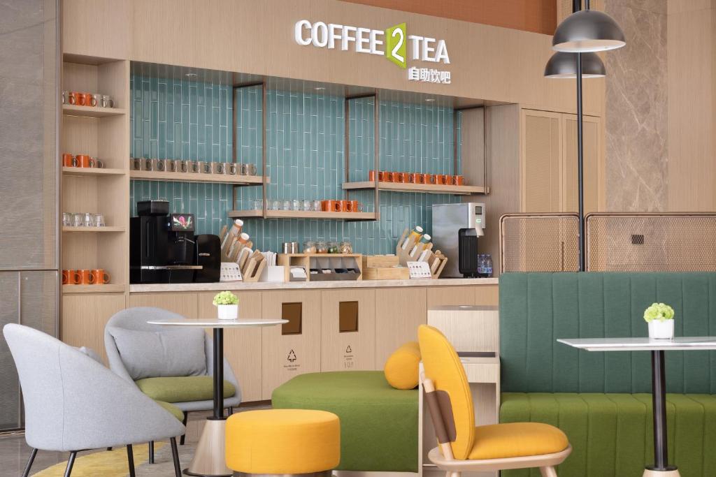 Příslušenství pro přípravu čaje a kávy v ubytování Home2 Suites by Hilton Beijing Shunyi