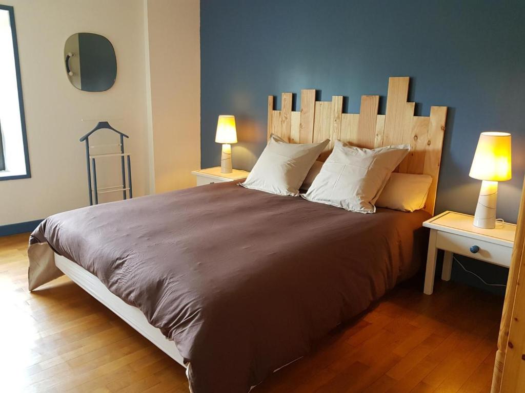 En eller flere senge i et værelse på Gîte Laprugne, 4 pièces, 6 personnes - FR-1-489-458
