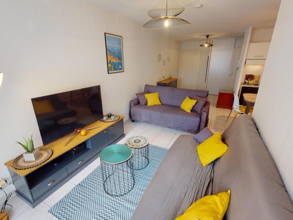a living room with a couch and a flat screen tv at Appartement Menton, 2 pièces, 4 personnes - FR-1-196-336 in Menton