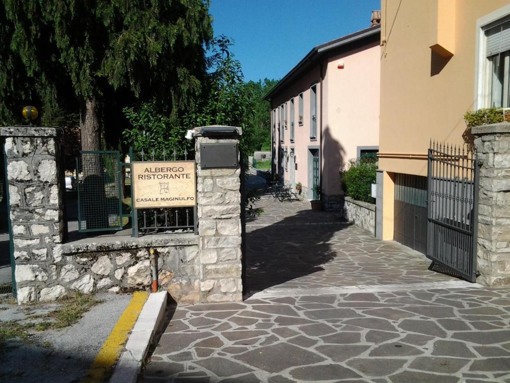 un bâtiment avec un panneau sur le côté d'une rue dans l'établissement Casale Maginulfo, à Roccamandolfi