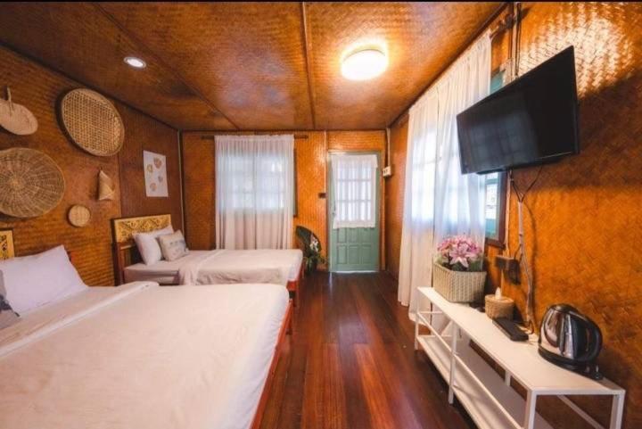 Baanpufa Resort - Deluxe Triple Room