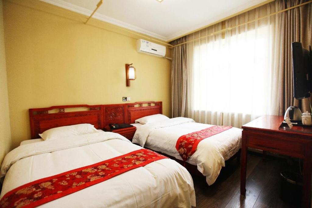 北京市にある北京 ハイド コートヤード ホテルのベッド2台 ホテルルーム 窓付