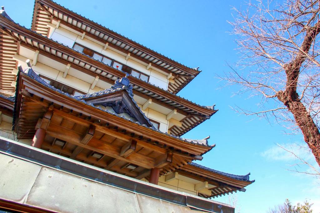 日立的住宿－Oshironoyado Hanaguruma，一座有蓝色天空的建筑