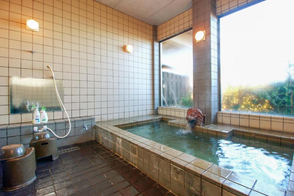 Bazén v ubytování Oshironoyado Hanaguruma nebo v jeho okolí