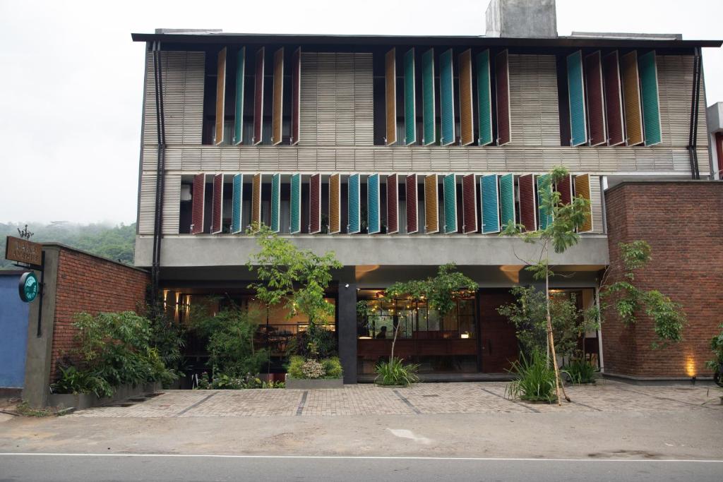 un edificio con ventanas coloridas en el lateral. en Lake Avenue Hotel Kandy en Kandy