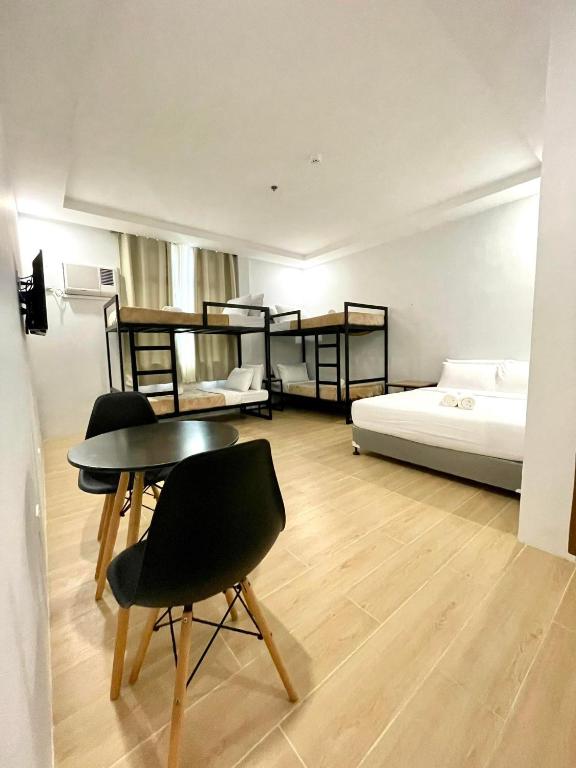 Postel nebo postele na pokoji v ubytování Bambu Suites