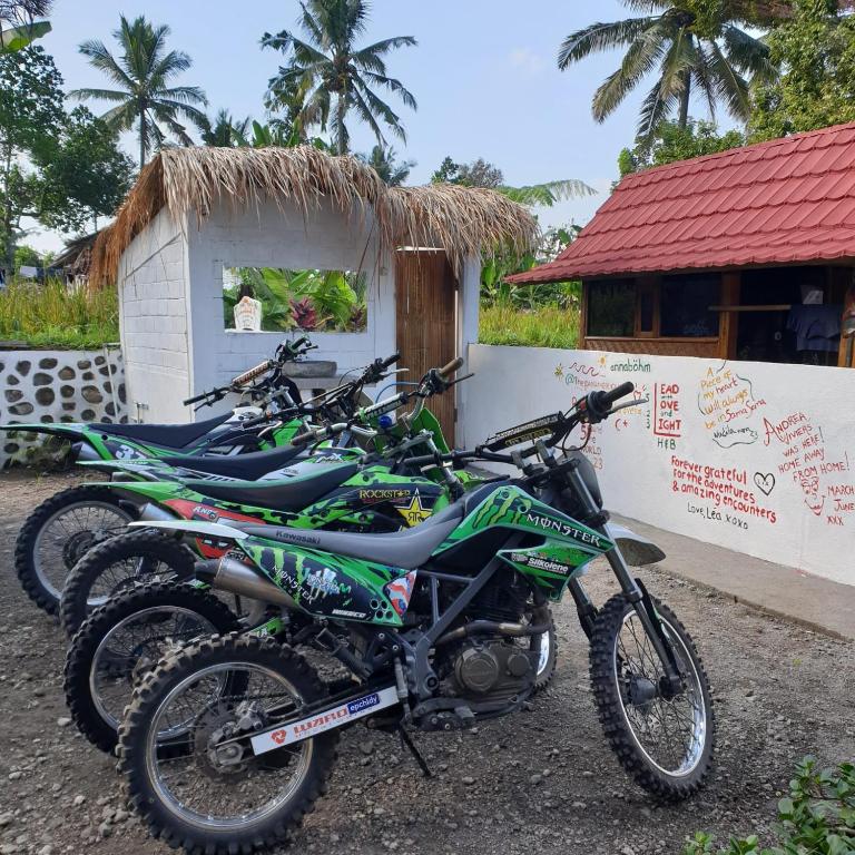 a row of motorcycles parked in front of a building at Tetebatu Sama Sama Bungalows in Tetebatu
