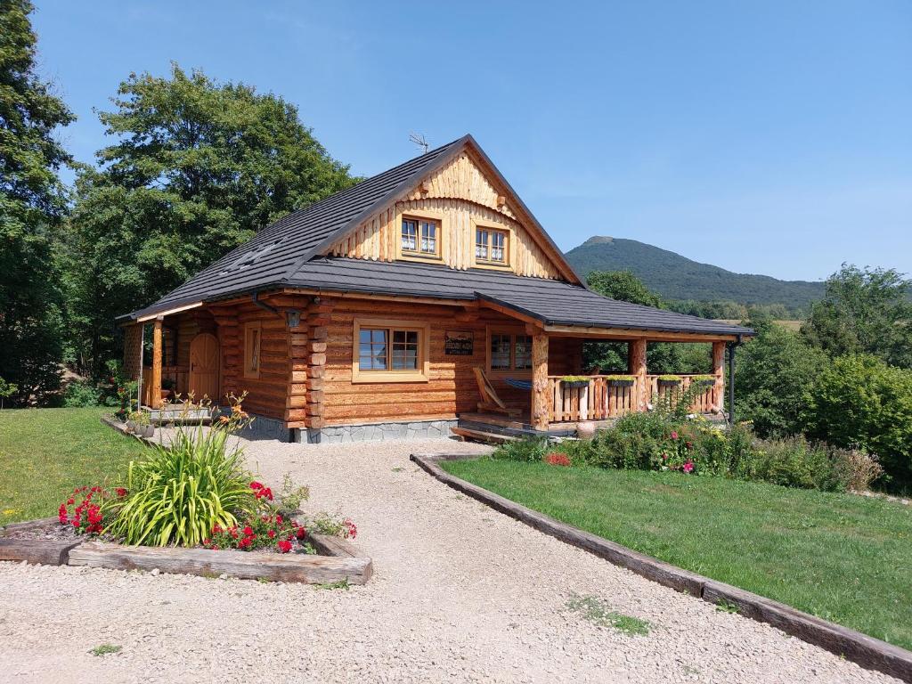 una cabaña de madera con un camino que conduce a ella en Bieszczadzkie Marzenie, en Wetlina