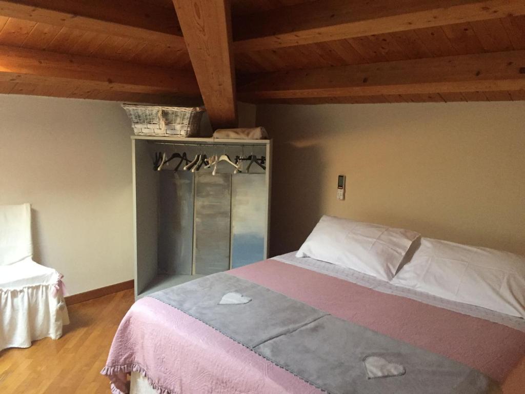 una camera con letto e soffitto in legno di Emily house a Pozzallo