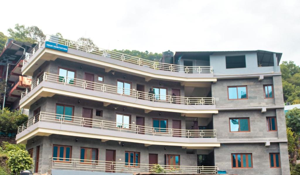 博卡拉的住宿－Your Habitation，旁边带阳台的建筑