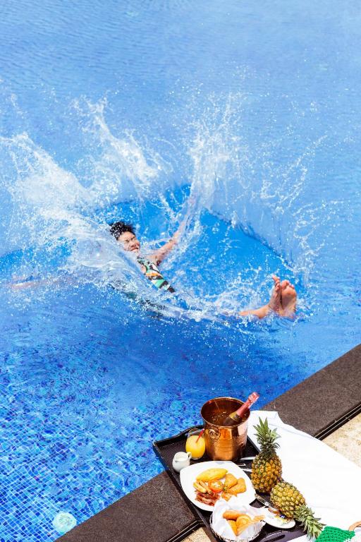 Bazén v ubytování Sheraton Guangzhou Nansha Hotel nebo v jeho okolí