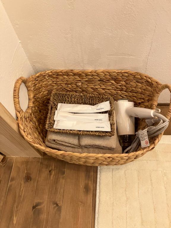 a basket with towels and napkins in a room at １日１組様限定「レジデンス」 in Nagano