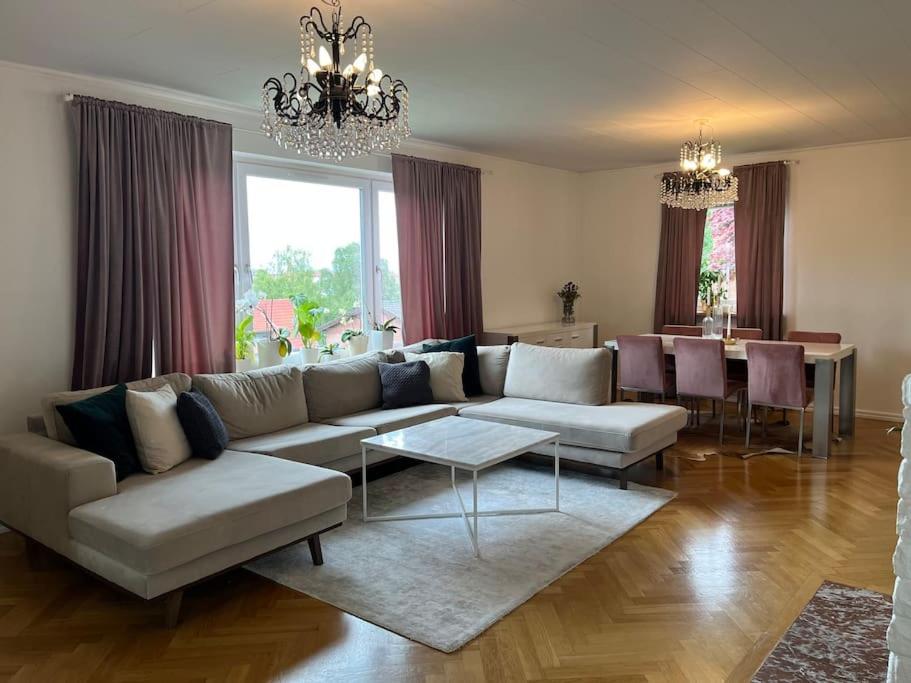 - un salon avec un canapé et une table dans l'établissement Grand villa with great location!, à Göteborg