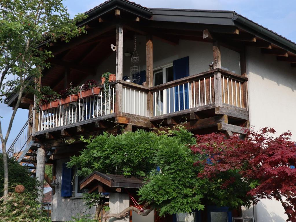 ein Haus mit einem Balkon mit Pflanzen darauf in der Unterkunft Ferienwohnung am Rhein in Koblach