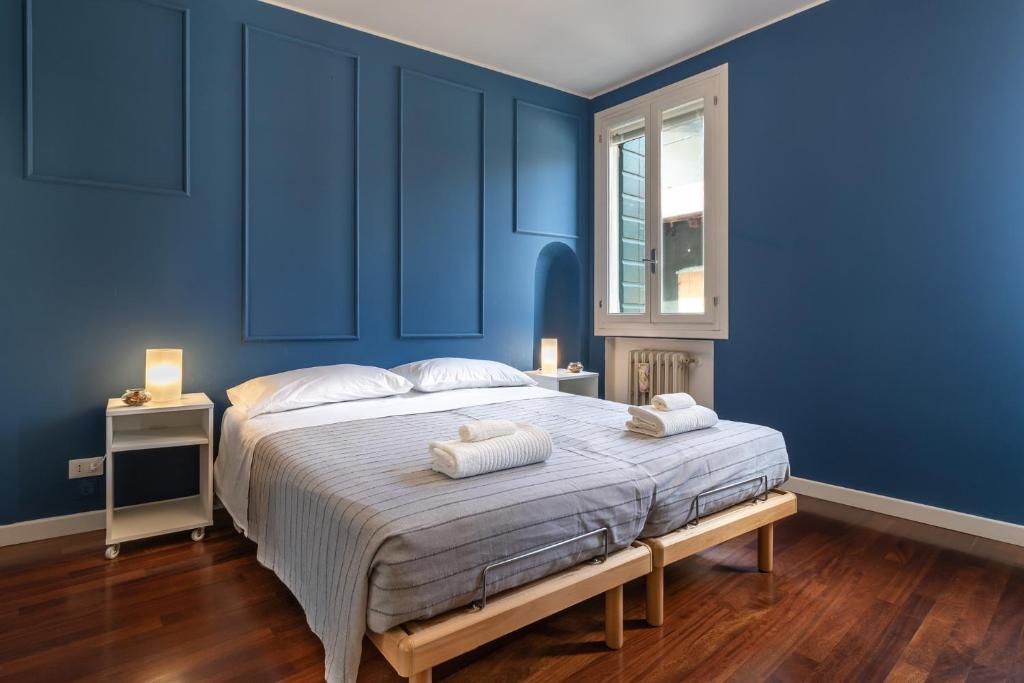 una camera blu con un letto con due asciugamani di Fish Market Island - Travel Sustainable a Treviso