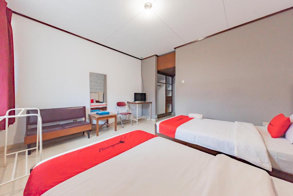 RedDoorz Syariah at Hotel Budi Family - Jumeau