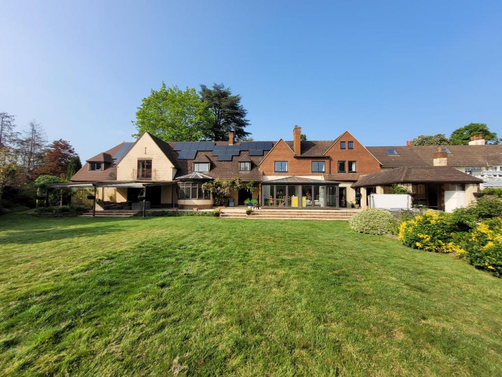 uma casa grande com um quintal grande em Remarkable 7 Bedroom Family House in Farnborough em Farnborough