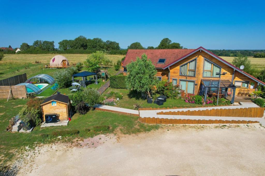 une vue aérienne d'une maison avec une cour dans l'établissement Ô refuge di’vin, à Bannay