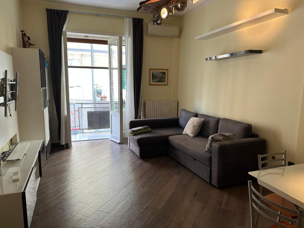 een woonkamer met een bank en een tafel bij Casa Bavosa Via Fieravecchia, 26 in Salerno