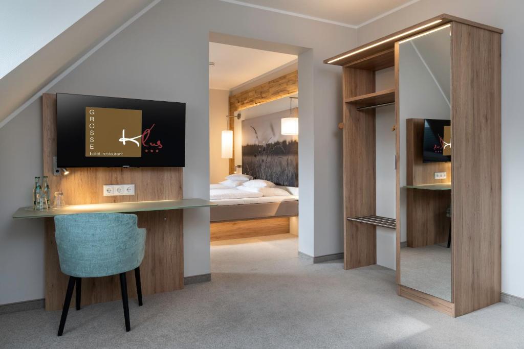 比克堡的住宿－Hotel Grosse Klus，客房设有一张床、一张书桌和电视