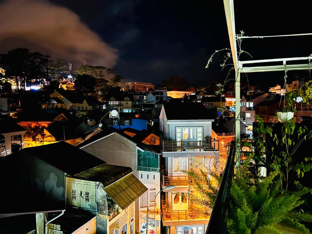 Cảnh Đà Lạt hoặc tầm nhìn thành phố từ khách sạn